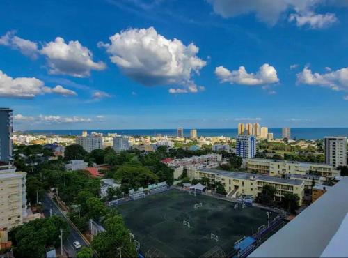 una vista aérea de una ciudad con un gran parque en Lovely 3-Bedroom Condo with Amazing Rooftop Pool., en Santo Domingo
