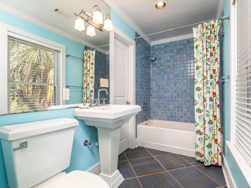 uma casa de banho com um WC, um lavatório e uma banheira em Blue Skies em Tybee Island