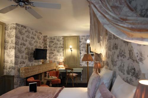 a bedroom with a bed and a living room at Hotel Biskajer by CW Hotel Collection - Adults Only in Bruges