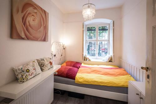 ein kleines Schlafzimmer mit einem Bett und einem Fenster in der Unterkunft Mehringdamm in Berlin