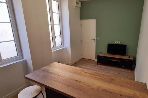 TV a/nebo společenská místnost v ubytování Appartement neuf au cœur de La Rochelle