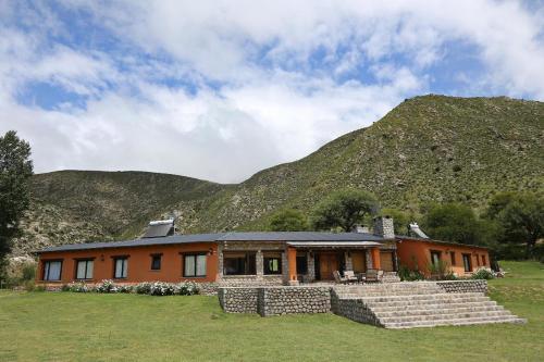 IMPRESIONANTE CASA FRENTE AL RIO