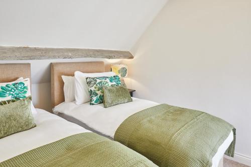 two beds sitting next to each other in a bedroom at Host & Stay - Waterlily Cottage in Great Ayton