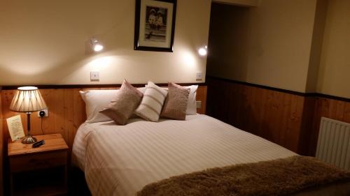 Katil atau katil-katil dalam bilik di Halfway House Hotel