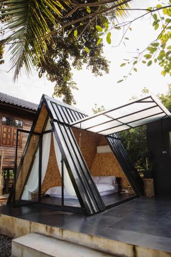 Bangunan di mana terletaknya rumah tamu ini