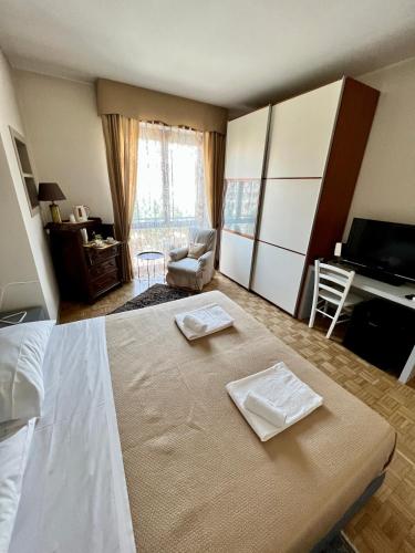 a bedroom with a bed with two towels on it at Avenue Rooms in Verona