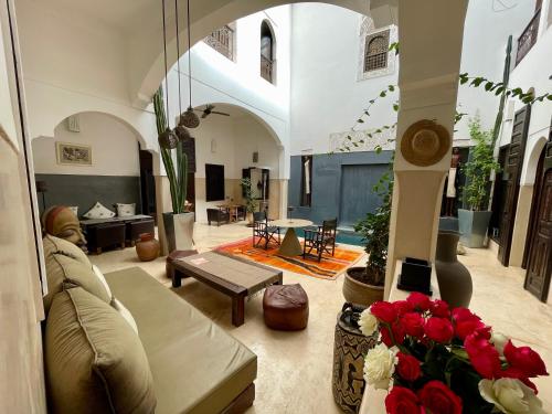 sala de estar con sofá y mesa en Riad Dar Massai, en Marrakech