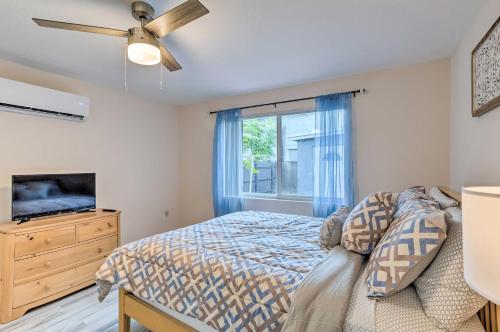 um quarto com uma cama e uma janela em Inviting Apartment Less Than 2 Mi to Riviera Beach! em West Palm Beach