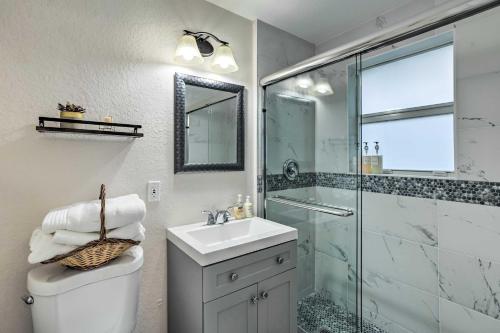 y baño con ducha, aseo y lavamanos. en Inviting Apartment Less Than 2 Mi to Riviera Beach!, en West Palm Beach