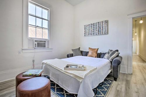 ニューオーリンズにあるModern NOLA Condo 2 Mi to Bourbon Streetのベッドとソファのある寝室