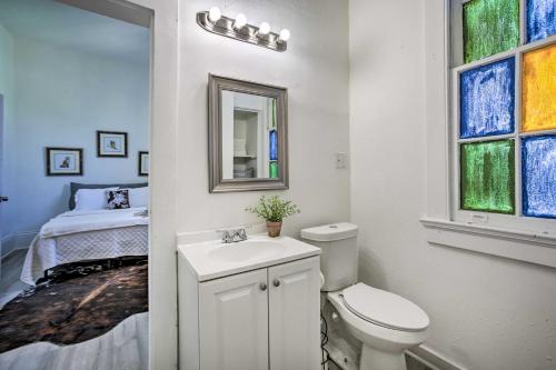 ニューオーリンズにあるModern NOLA Condo 2 Mi to Bourbon Streetのトイレ、洗面台、ベッドのあるバスルーム
