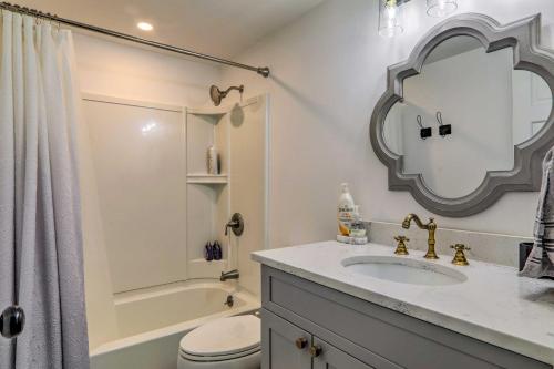 Ένα μπάνιο στο Fire Pit, Spacious Yard Hyannis Vacation Rental