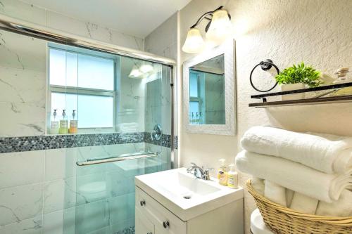 Bilik mandi di Turquoise Escape about 1 Mi to Sailfish Marina!