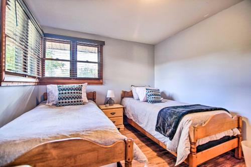 1 dormitorio con 2 camas y ventana en Chic Fox River Grove Home with Great Location!, en Fox River Grove