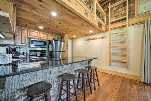 Fotografie z fotogalerie ubytování Sapphire Corner Unit Townhome about 1 Mi to Lake! v destinaci Sapphire