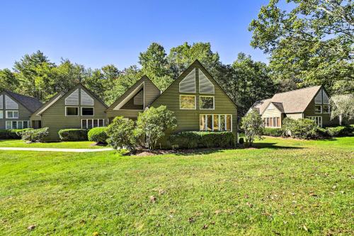 Fotografie z fotogalerie ubytování Sapphire Corner Unit Townhome about 1 Mi to Lake! v destinaci Sapphire