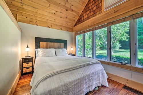 Giường trong phòng chung tại Sapphire Corner Unit Townhome about 1 Mi to Lake!