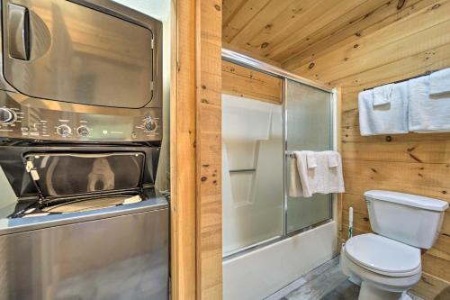 Phòng tắm tại Sapphire Corner Unit Townhome about 1 Mi to Lake!