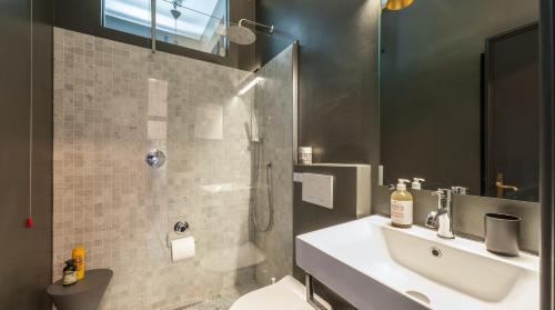 y baño con lavabo, ducha y aseo. en Stylish Renovated Apartment In The Heart Of The City, en Venecia