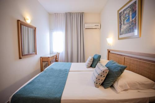 pokój hotelowy z łóżkiem i oknem w obiekcie Servatur Terrazamar Sun Suite w mieście Puerto Rico de Gran Canaria