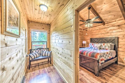 Postel nebo postele na pokoji v ubytování Updated Ruidoso Cabin with Spacious Deck and View