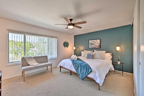 1 dormitorio con 1 cama y ventilador de techo en Modern Oceanside Home with Pool and Putting Green, en Oceanside