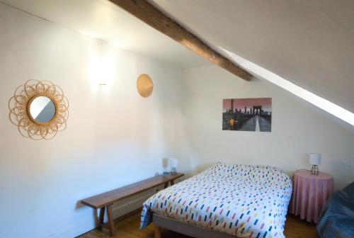 1 dormitorio con cama y espejo en la pared en Chez Pia en Dieppe