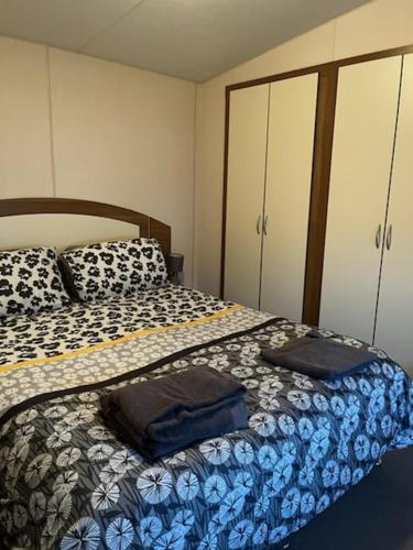 um quarto com uma cama com dois sacos em Coyles retreat em Stranraer