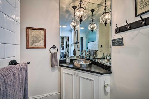 een badkamer met 2 wastafels en een spiegel bij Picturesque Jefferson Abode with On-Site Pond! in Jefferson
