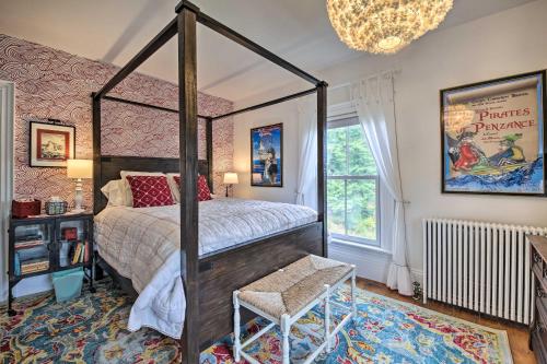 een slaapkamer met een hemelbed en een stoel bij Picturesque Jefferson Abode with On-Site Pond! in Jefferson