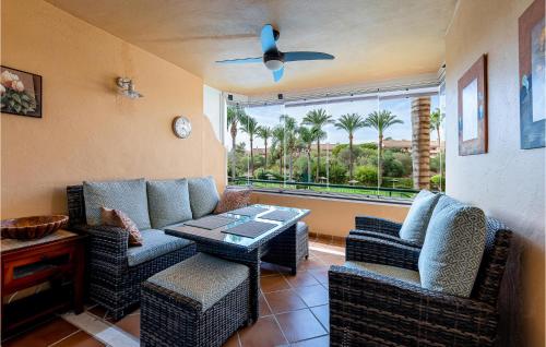 sala de estar con sofá, sillas y mesa en Stunning apartment in Marbella-Elviria with 2 Bedrooms, WiFi and Outdoor swimming pool, en Marbella