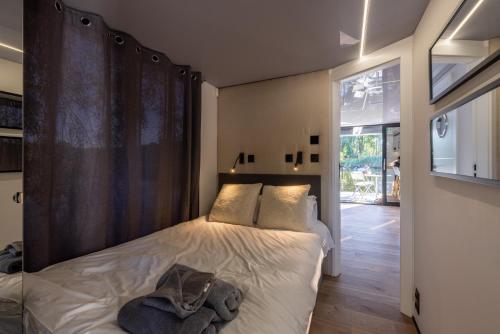 塔林的住宿－La Mare Boathouse, Tallinn，一间卧室配有一张带大型木制床头板的床