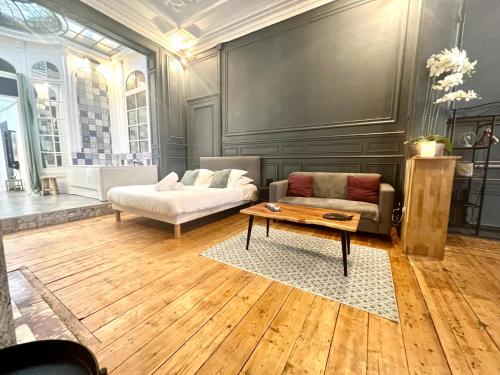 Le Dôme في كاليه: غرفة معيشة مع أريكة وطاولة قهوة