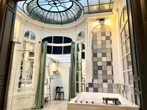 加來的住宿－Le Dôme，带浴缸的浴室和玻璃天花板