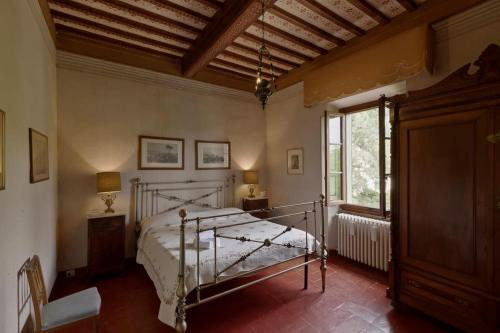 a bedroom with a bed and a window at Timeless Elegance in Poggibonsi