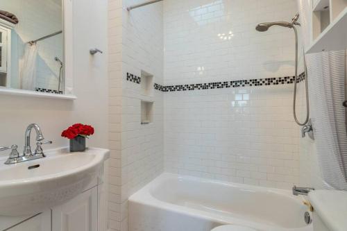 ein weißes Badezimmer mit Waschbecken und Badewanne in der Unterkunft New Contemporary Historical Unit from, 5 Star Host in Salt Lake City