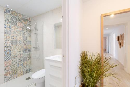 e bagno con servizi igienici, lavandino e doccia. di Urban Mansion by Fidalsa ad Alicante