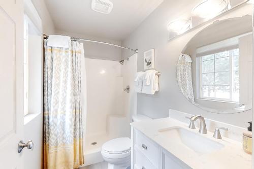 La salle de bains est pourvue d'un lavabo, de toilettes et d'un miroir. dans l'établissement Morgan Pine House, à Estes Park