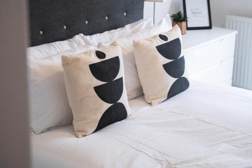 Säng eller sängar i ett rum på City Centre 2-Bed - New - Free Wi-Fi - Central