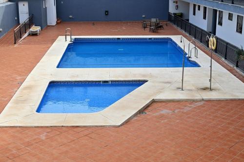 a large swimming pool on top of a building at Alojamiento Alcantara in Alora