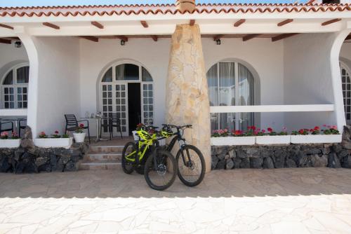 una bicicleta estacionada frente a una casa en Drago, en Agüimes