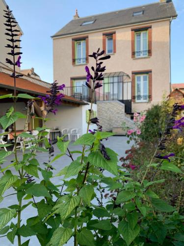 Ein Gebäude mit einem Blumenstrauß davor. in der Unterkunft Villa l'INSOUCIANCE en Champagne in Vincelles