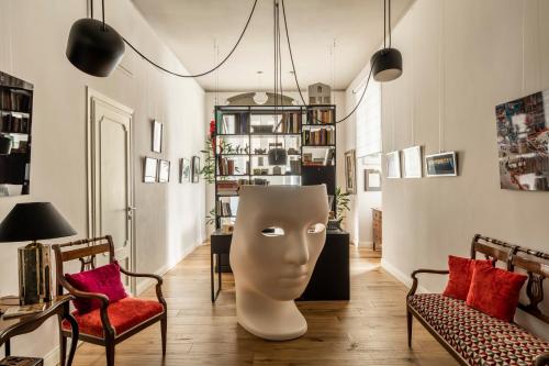 una sala de estar con una gran cabeza blanca en el medio en La Design.aTA Experience Bed & Breakfast, en Roma
