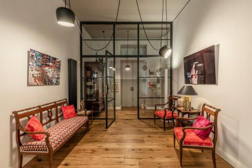 un pasillo con sillas y una mesa en una habitación en La Design.aTA Experience Bed & Breakfast, en Roma