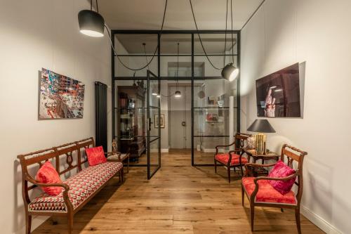 a hallway with chairs and a table in a room at La Design.aTA Experience Bed & Breakfast in Rome