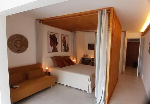 Un pat sau paturi într-o cameră la Lagoon Terrace grand studio