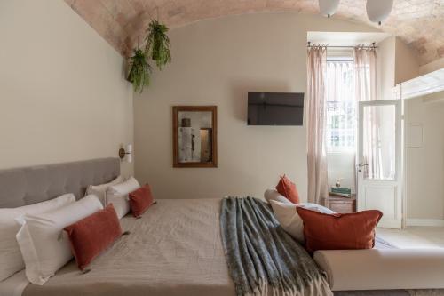 Un pat sau paturi într-o cameră la iFlat Luxury and SPA in the heart of Trastevere