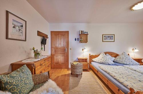 - une chambre avec deux lits, une chaise et une table dans l'établissement Zum Sonnenhügel, à Wegscheid
