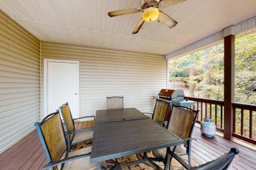 - une table et des chaises sur une terrasse couverte avec un ventilateur de plafond dans l'établissement Briarcliff, à Moneta