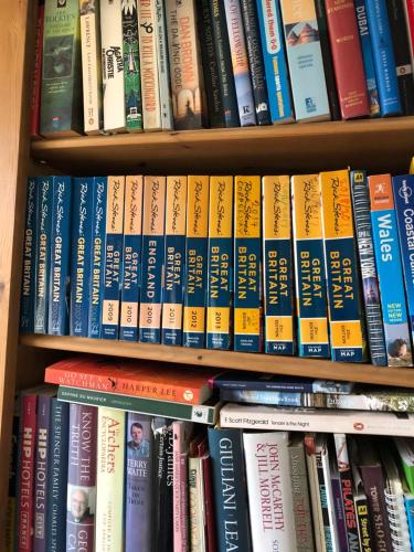 a book shelf filled with lots of books at Cornerways B&B in Chipping Campden